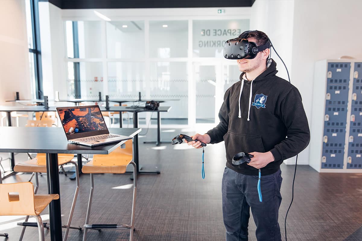 Etudiant avec casque de réalité virtuelle